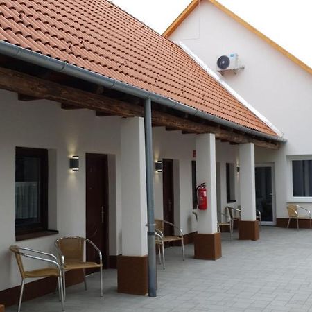 Czermann Holiday Inn Oroszlány Buitenkant foto