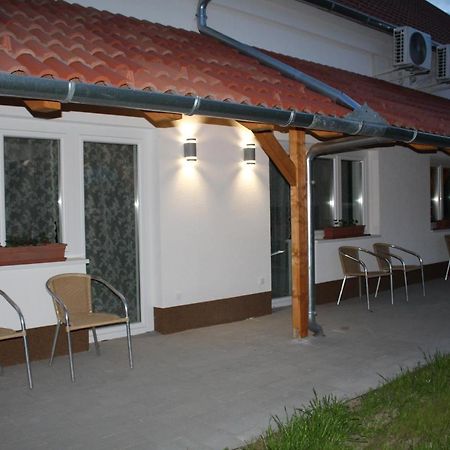 Czermann Holiday Inn Oroszlány Buitenkant foto