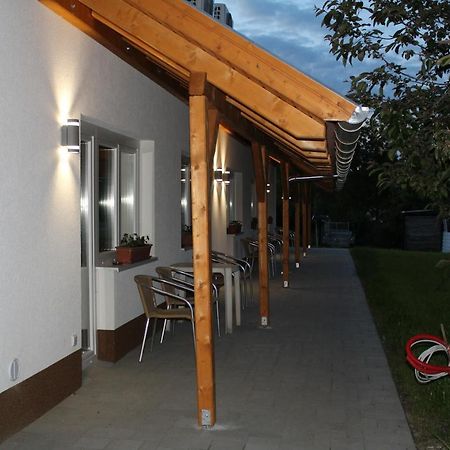 Czermann Holiday Inn Oroszlány Buitenkant foto