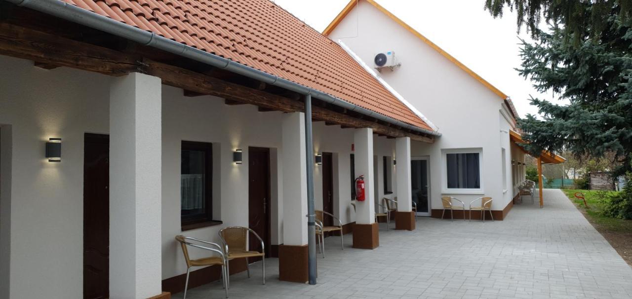 Czermann Holiday Inn Oroszlány Buitenkant foto