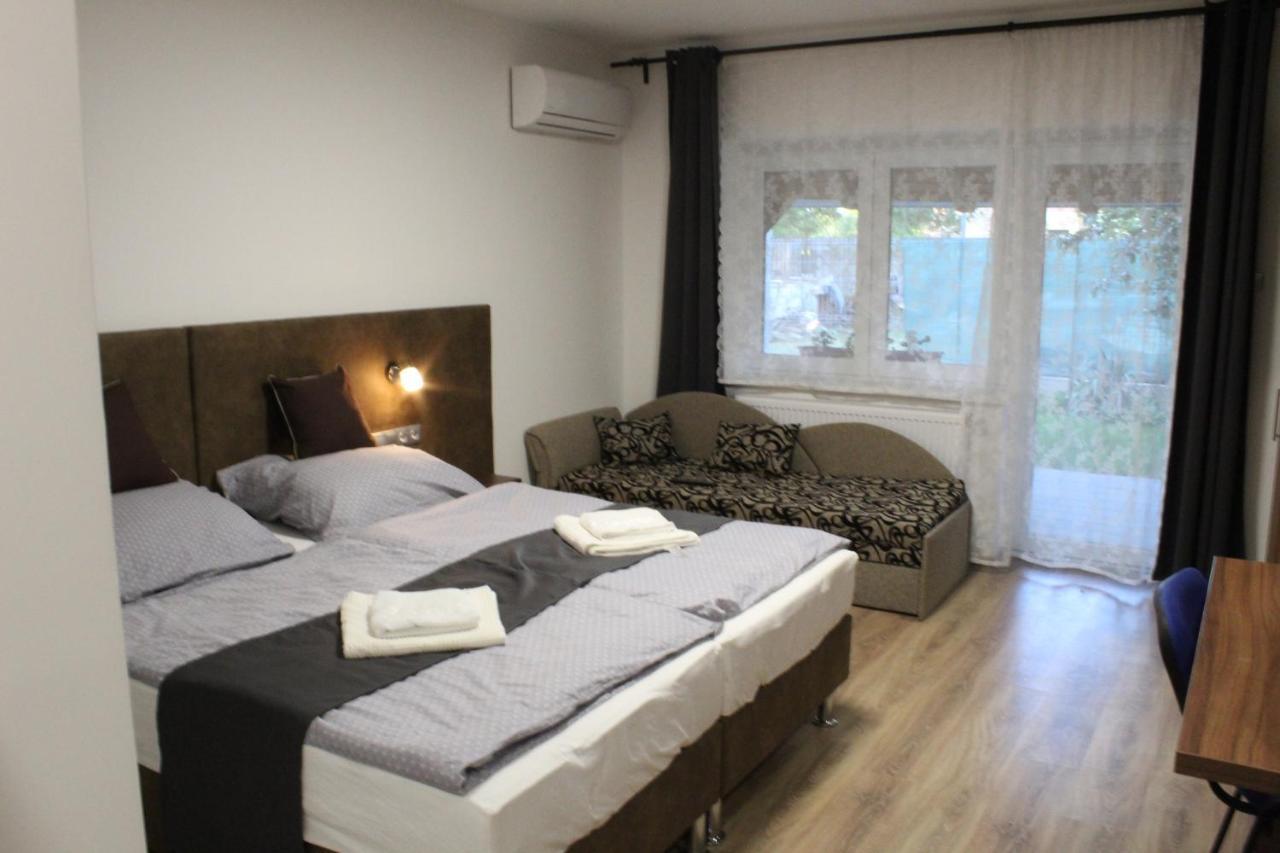 Czermann Holiday Inn Oroszlány Buitenkant foto
