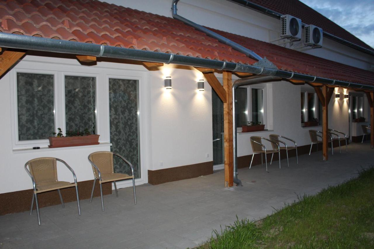 Czermann Holiday Inn Oroszlány Buitenkant foto