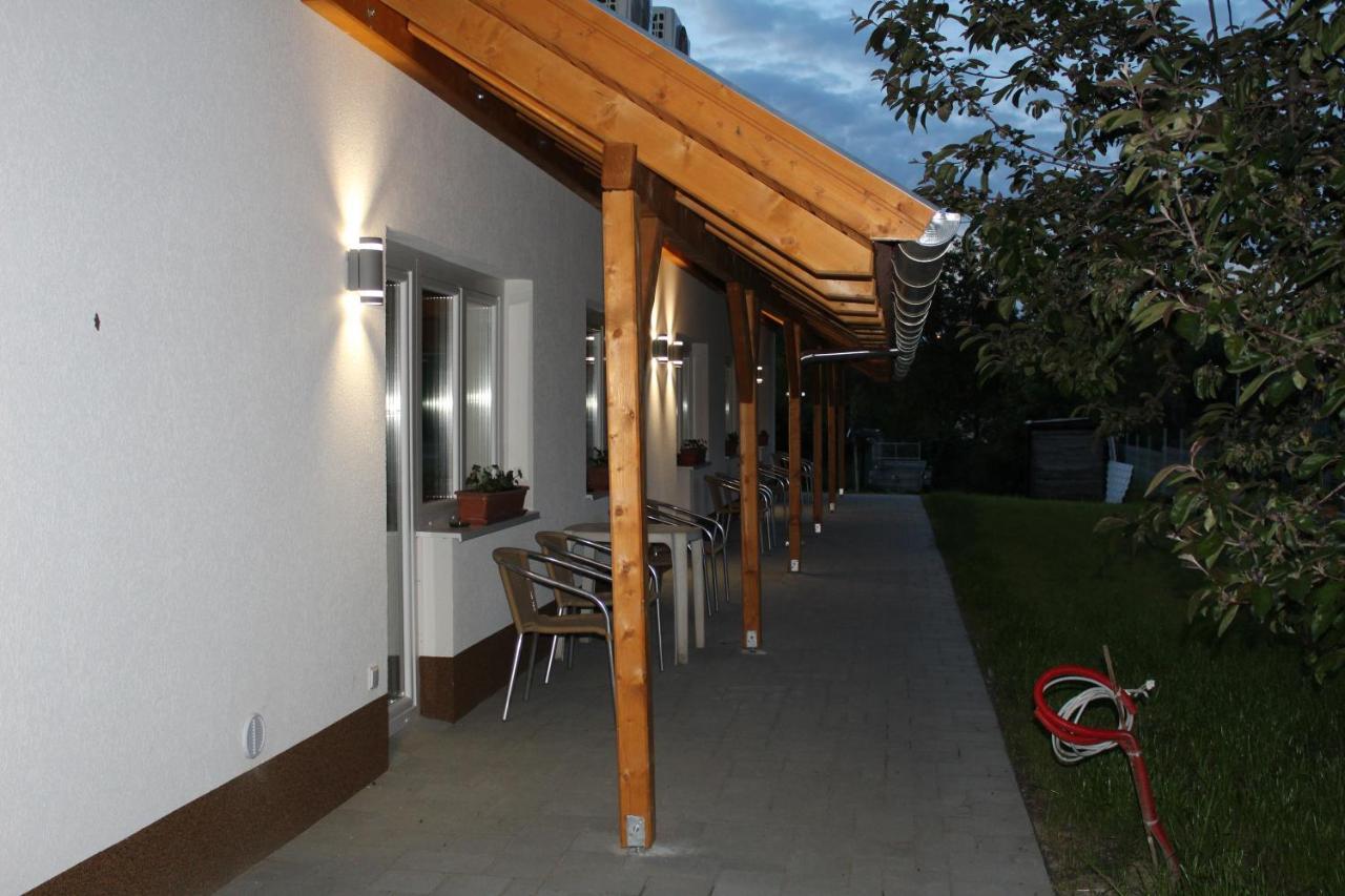 Czermann Holiday Inn Oroszlány Buitenkant foto