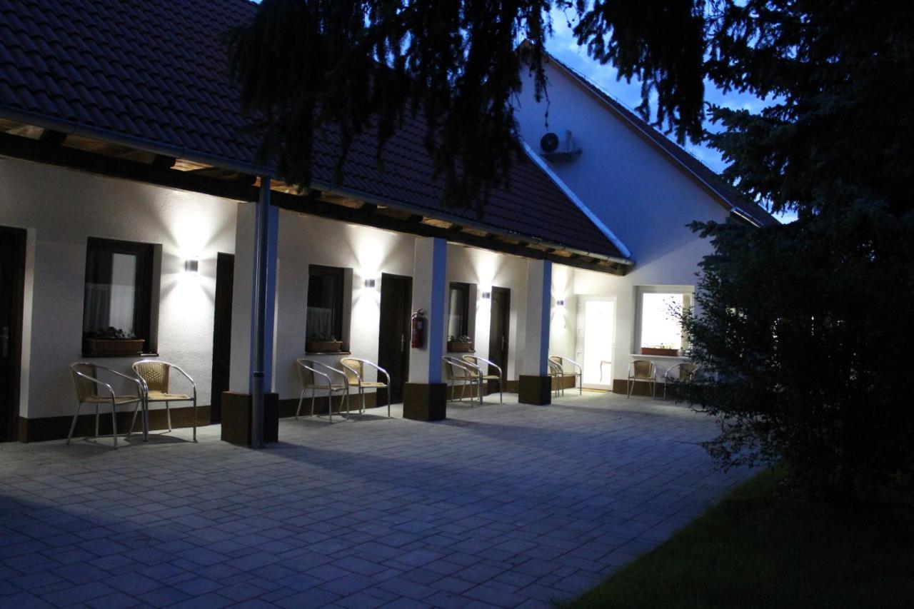 Czermann Holiday Inn Oroszlány Buitenkant foto