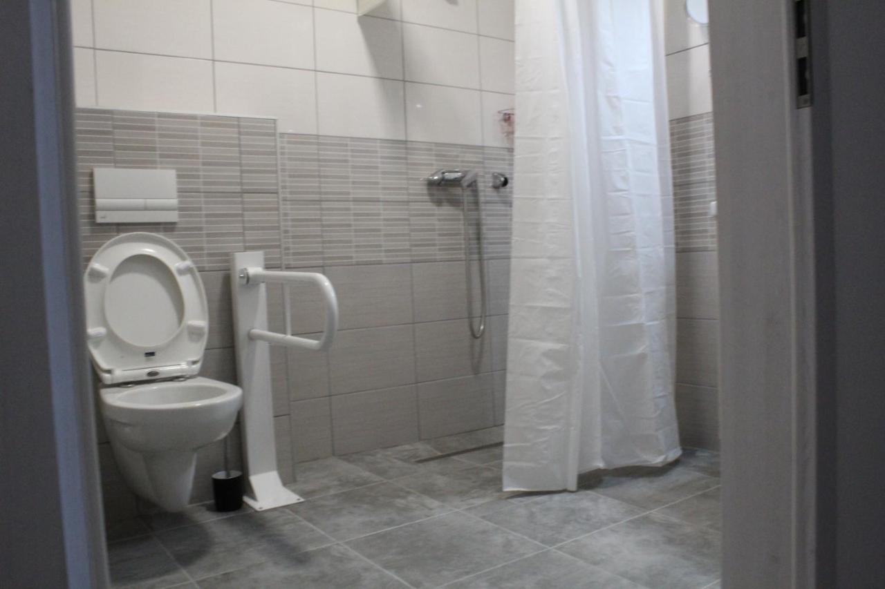 Czermann Holiday Inn Oroszlány Buitenkant foto