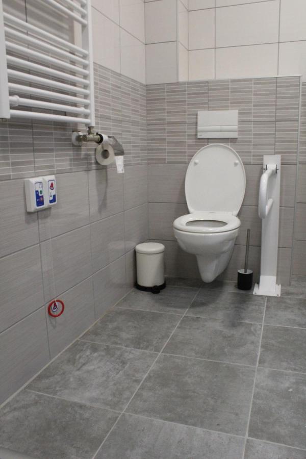 Czermann Holiday Inn Oroszlány Buitenkant foto