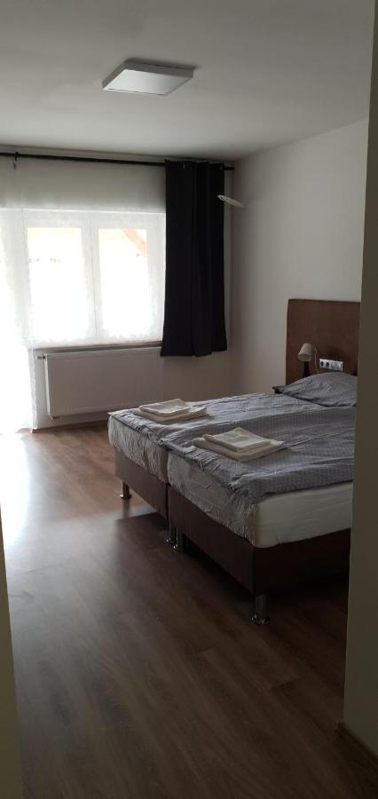 Czermann Holiday Inn Oroszlány Buitenkant foto