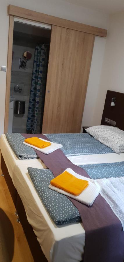 Czermann Holiday Inn Oroszlány Buitenkant foto