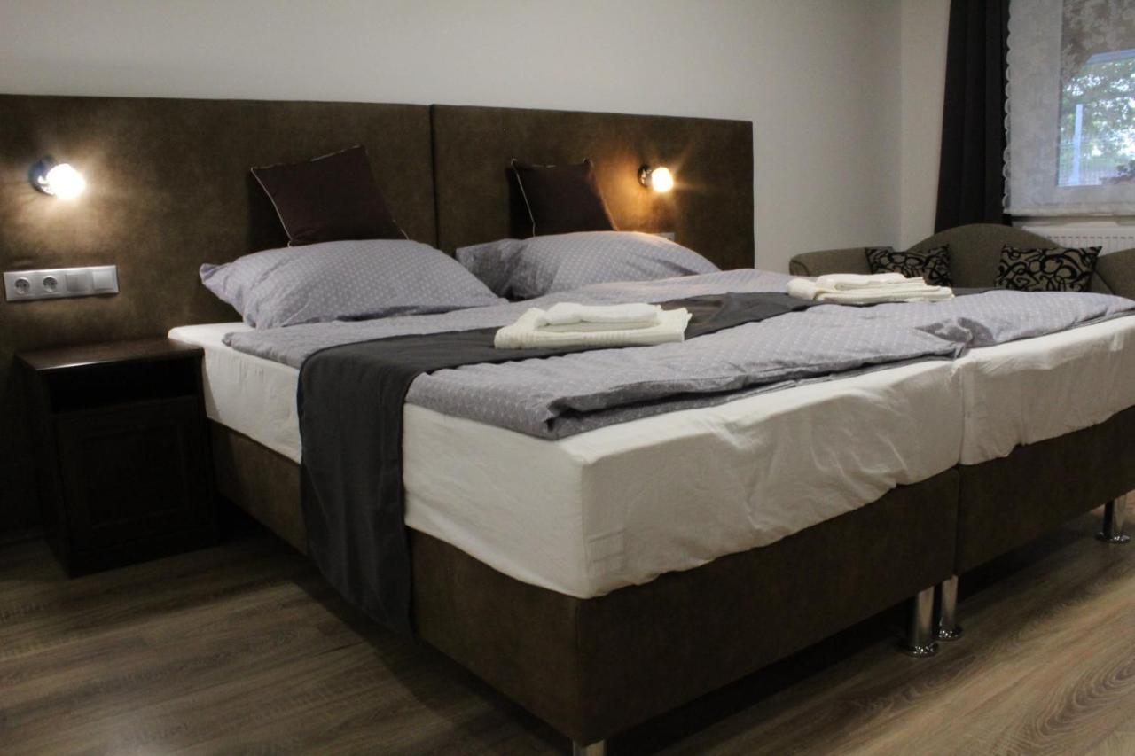 Czermann Holiday Inn Oroszlány Buitenkant foto