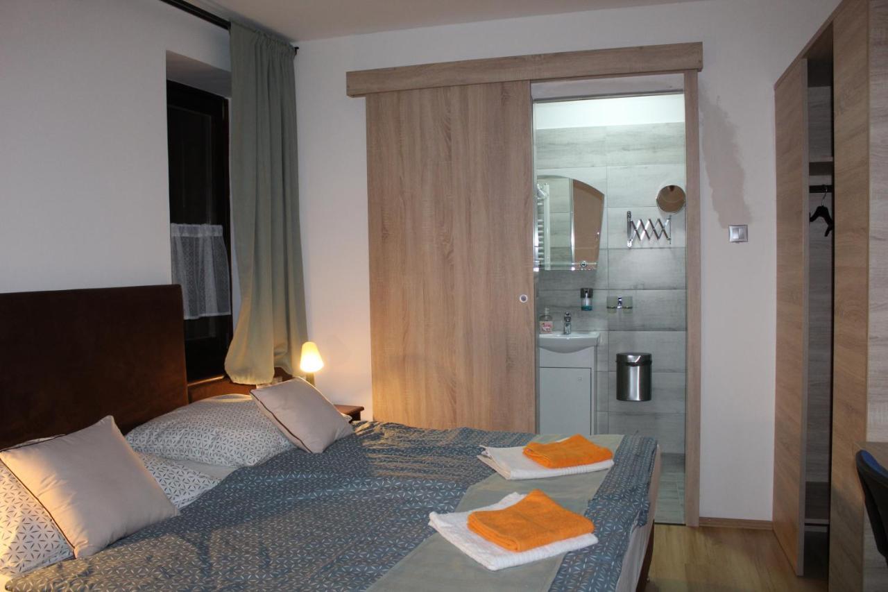 Czermann Holiday Inn Oroszlány Buitenkant foto