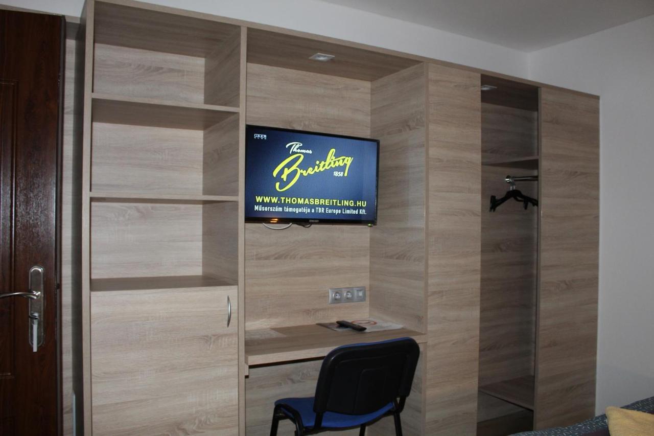 Czermann Holiday Inn Oroszlány Buitenkant foto