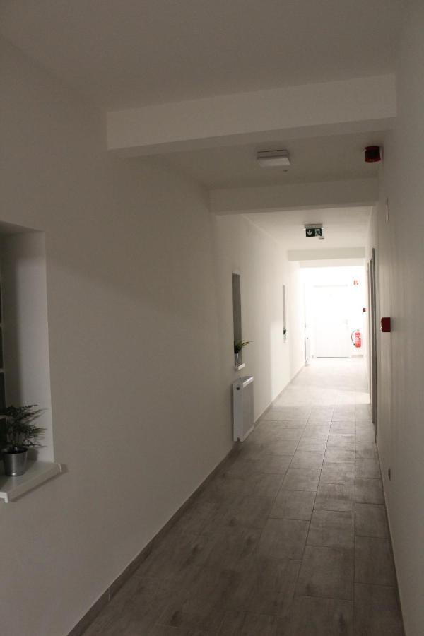 Czermann Holiday Inn Oroszlány Buitenkant foto