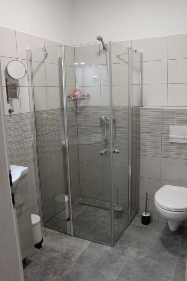 Czermann Holiday Inn Oroszlány Buitenkant foto