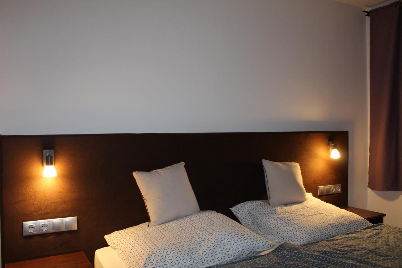 Czermann Holiday Inn Oroszlány Buitenkant foto