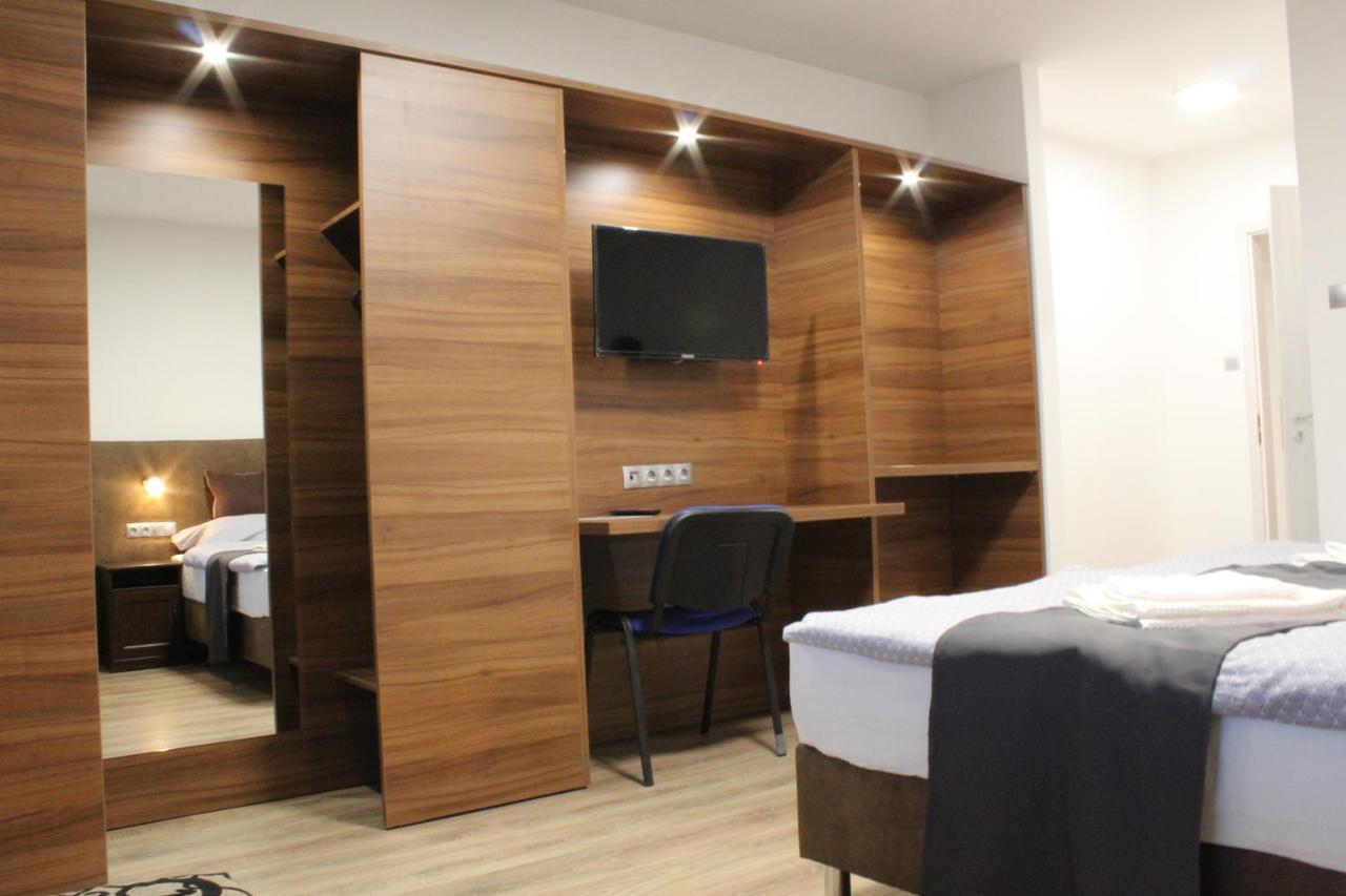 Czermann Holiday Inn Oroszlány Buitenkant foto