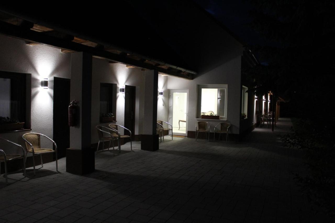 Czermann Holiday Inn Oroszlány Buitenkant foto