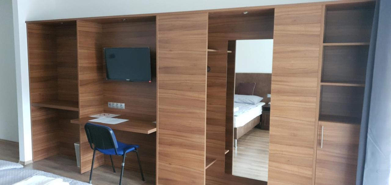 Czermann Holiday Inn Oroszlány Buitenkant foto